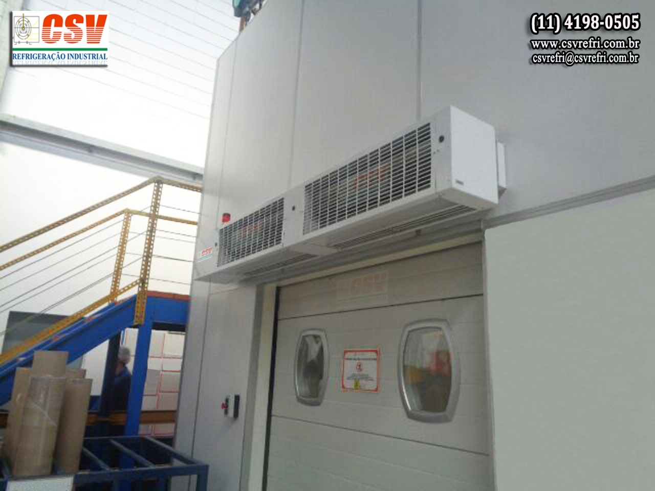 Instalação de cortina de ar industrial com painel elétrico
